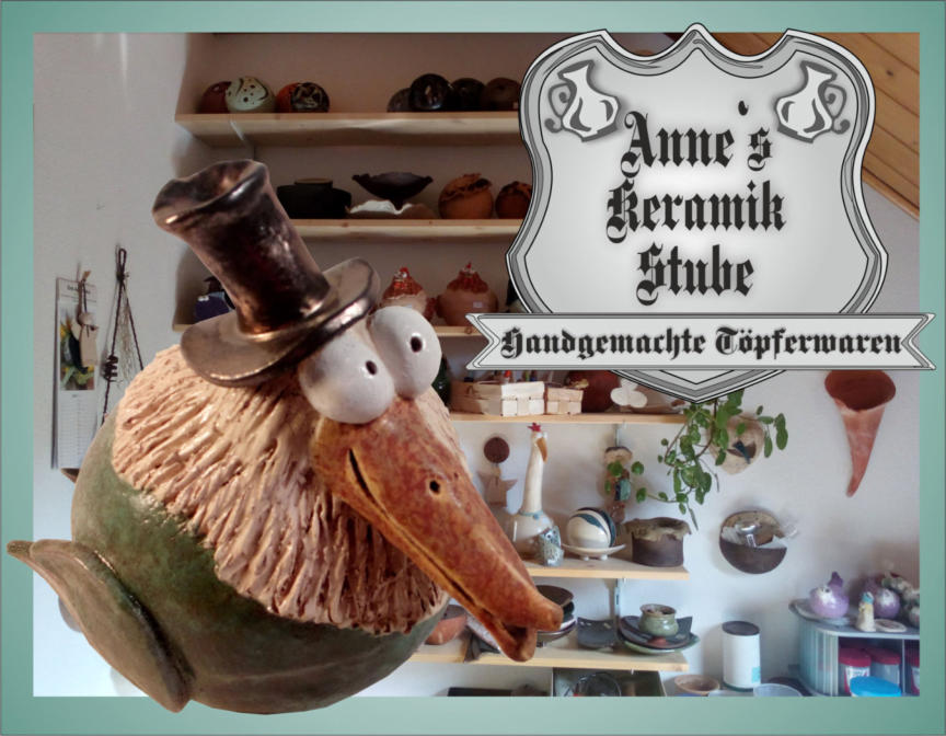 Keramikvogel vor Regal mit Tonzeug
