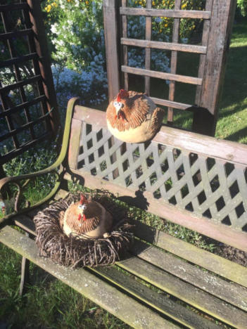 Keramikhühner in meinem Garten